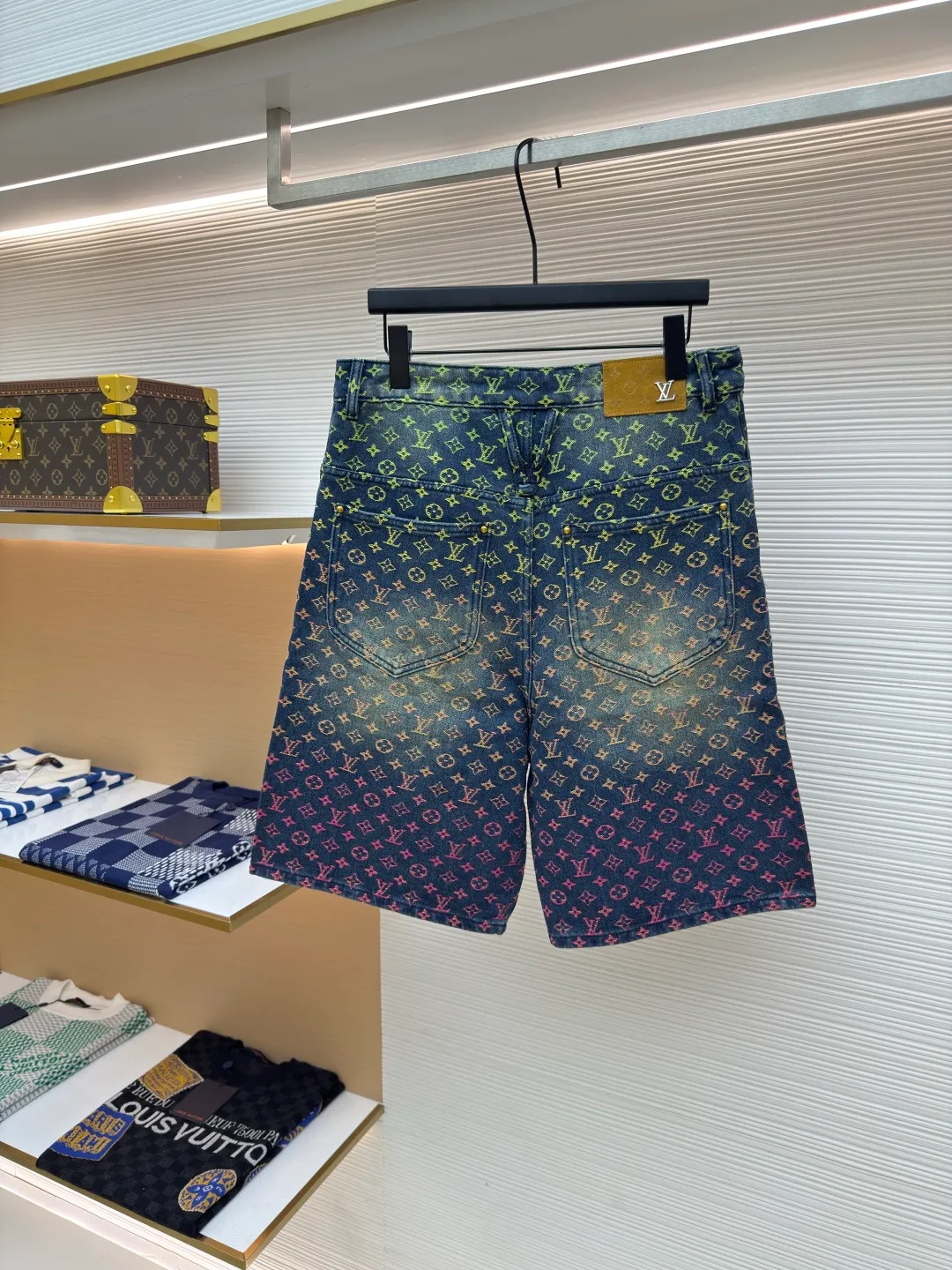 LOUIS VUITTON gradient jacquard denim shorts ●Authentic product: purchased and developed at 16900 ●Item number: 1680135-B30 ●Fabric: denim fabric ●Technology: jacquard gradient production ●Version: fitted version ●Weight: about 640 grams ●Size: 30-31-32-33 ●Description: The fabric is made of 10s*7s combed cotton denim, matched with 60s twill Tencel cotton lining, purchased Y version color matching, ordered and dyed 4 color weft yarns, referring to the Y version color gradient level, single color yarn hand-numbered fabric organization, 1:1 restoration of pattern painting jacquard device, weft yarn is made of 100% cotton yarn, the fabric is woven with a rapier jacquard machine, purely hand-made single-piece cutting, front and rear trouser waistbands are all It is cut with positioning flowers. The two patch pockets on the back are made of restored flowers. All the trousers hanging ears have the Presbyopia logo in the middle. The triangular hanging ears on the back are made of round flowers on the bottom. The upper two flowers are completely symmetrical and centered, and the details are directly filled out. For the washing process, the plastic sealing film material is used to open the mold and position it. Nine positions are manually sprayed twice for coloring. During this period, the coloring time of the horse must be strictly controlled. If the time is too long, the color will be too dark. If the Y-version effect cannot be achieved, workers must operate quickly and accurately, and then rinse and solidify the color in the later stage. The back waistband is affixed with a cowhide two-layer embossed leather tag, with the brand logo made of rose gold and white copper. The zipper is made of 2# long puller and closed tail zipper made of bronze. The waist button is made of electroplated antique gold and white copper I-shaped plate. The overall wiring is straight and delicate, the fabric is comfortable and soft, and the color is consistent without color difference. It can be matched with the same style to create a fashionable look and control various occasions. Customized accessories, complete with three standards, same style for men and women!